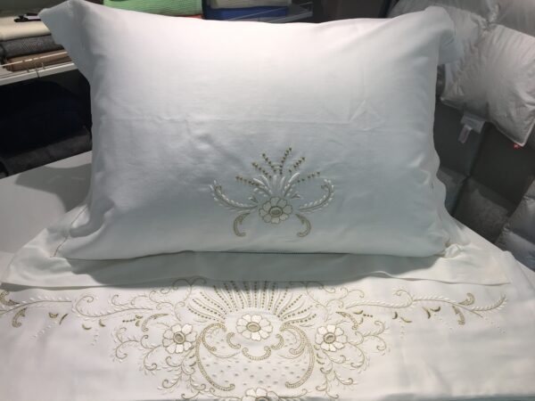 Bettwäsche Garnitur Satin uni mit Stickerei